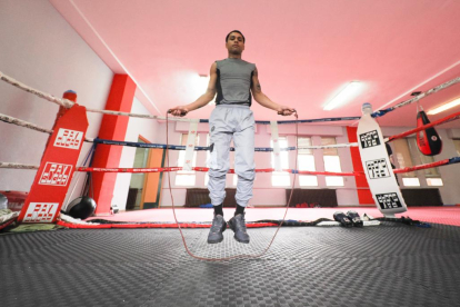 Salvi Jiménez,, saltando a la comba en el gimnasio del Club Boxeo Valladolid. -PHOTOGENIC