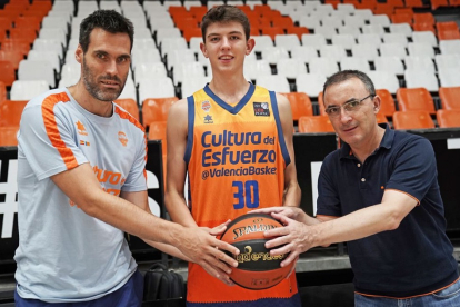 Fernando San Emeterio, Sergio de Larrea y Chechu Mulero, en L’Alquería del Baloncesto en Valencia./  EL MUNDO