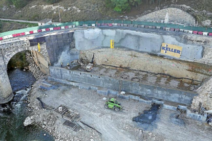 Vista aérea del puente de Cabezón durante la reconstrucción del muro derruido.-E.M.