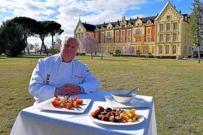 l cocinero Alberto Suárez con el cocido del restaurante del Gran Hotel Palacio de las Salinas sobre la mesa, ante la fachada del histórico balneario-AGROCOMUNICACIÓN