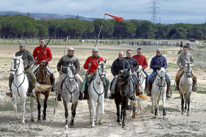 Un grupo de caballistas pasea por Tordesillas junto a sus equinos antes de la clausura de las jornadas.-J.M. LOSTAU