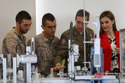 La reina Letizia visita las aulas de formación de la Academia de Artillería de Segovia-Ical