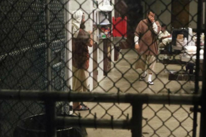 Un preso camina por el interior de una zona común en Guantánamo.-RICARDO MIR DE FRANCIA
