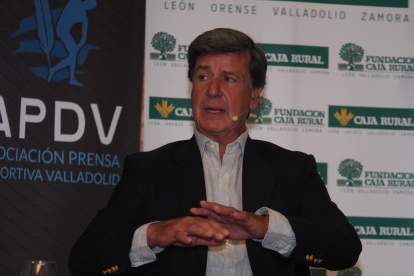 'Los Desayunos de la APDV' con Cayetano Martínez de Irujo. / Mariano González