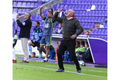 Luis César da instrucciones a sus jugadores durante el partido contra el Lugo.-J.M. LOSTAU