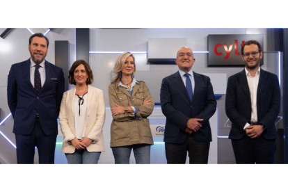 Los candidatos a la alcaldía de Valladolid: Óscar Puente (PSOE), María Sánchez (VTLP), Irene Carvajal (Vox), Jesús Julio Carnero (PP) y Pablo Vicente (Cs), en el debate electoral de La 8. -PHOTOGENIC