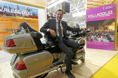 El alcalde de Valladolid, Óscar Puente, sobre una moto, ayer, en el expositor de Valladolid en Intur.-J.M. Lostau