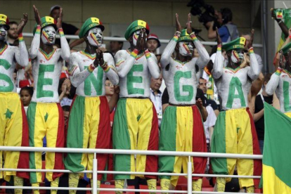 Aficionados senegaleses durante el partido de su selección ante Polonia.-ANDREW MEDICHINI