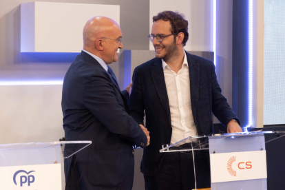 Jesús Julio Carnero (PP) y Pablo Vicente (Cs) en el debate electoral de La 8 Valladolid. -PHOTOGENIC