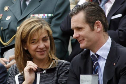 Urdangarin y la infanta Cristina, durante un partido de tenis en Barcelona, en el 2007.-ALBERT GEA / REUTERS
