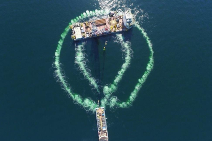 Vista aérea de las operaciones de hinca de pilotes Giant 7 (arriba) realizando el hincado de pilotes y aplicación de cortinas de burbujas para mitigación de ruido desde el barco Blue Aries (abajo).-EL MUNDO