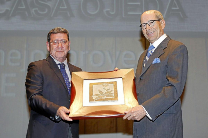MEJOR PROYECTO DE BURGOS Luis Carcedo Ojeda, director gerente del Restaurante Casa Ojeda, recibe el premio de manos del presidente de la Diputación de Burgos, César Rico Ruiz.