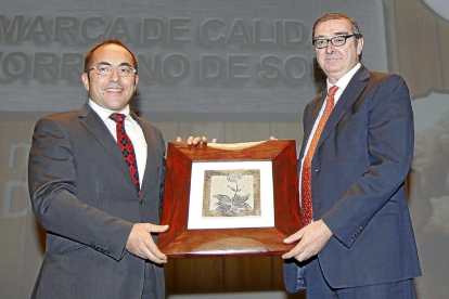 MEJOR PROYECTO DE SORIA Samuel Moreno Rioja, presidente de la Asociación de fabricantes de Torrezno de Soria, recibe el galardón de manos del presidente de la Diputación de Soria, Luis Rey.