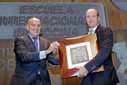MEJOR PROYECTO DE VALLADOLID Jesús Julio Carnero, presidente de la Diputación de Valladolid, entrega el premio al presidente de la Cámara de Comercio de Valladolid, Carlos Villar.