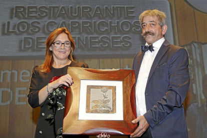 MEJOR PROYECTO DE ZAMORA El gerente del Restaurante Los Caprichos de Meneses, Alfonso Meneses López, recibe el premio por parte de la presidenta de la Diputación de Zamora, Mayte Martín Pozo.