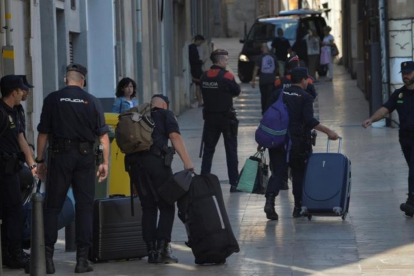 Agentes de la Policía Nacional abandonan los hoteles de Reus donde se alojaron, el pasado 5 de octubre.-VINCENT WEST/REUTERS