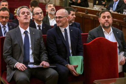Joaquim Forn, Raül Romeva y Oriol Junqueras, en el banquillo del juicio del procés.-POOL / EMILIO NARANJO