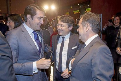 El consejero de Fomento, Suárez-Quiñones, junto a Samuel Folgueral y Pablo Trillo.