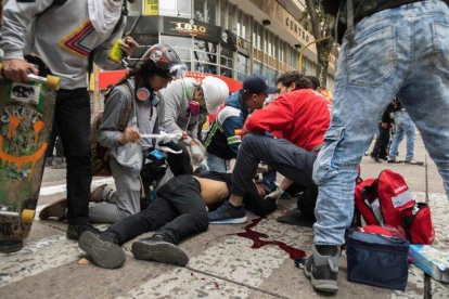 El estudiante Dilan Cruz, herido de muerte por la policía, en el momento de ser atendido en Bogotá.-CAMILA LASALLE (AFP)
