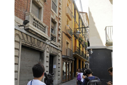 Varios cámaras graban el inmueble de la calle Sant Pere donde residía el imán de Ripoll (Girona).-EFE/Robin Townsend