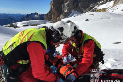 Dos personas de Emergencias rescatando al montañista-EUROPA PRESS