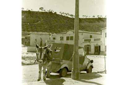 Un pollino y un coche de la época en el barrio Girón en los años 60. ARCHIVO MUNICIPAL