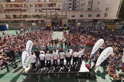 La plantilla del UEMC Real Valladolid posa ante los alumnos del colegio Lourdes. / PHOTOGENIC