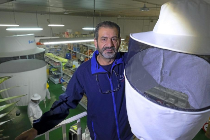 Javier Sánchez Pérez posa con una careta de apicultura fabricada por San Per.-ENRIQUE CARRASCAL