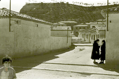 Dos vecinas hablan en en el barrio Girón mientras una niña mira a la cámara en los años 60. ARCHIVO MUNICIPAL
