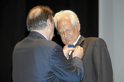 El ya desaparecido Carlos Sainz, imponiendo la insignia de oro de la FBCyL al vicepresidente de la FBCyL. pepe Moratinos. / EM