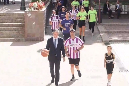 Jesús zarzuela en la última posta botando el balón en la presentación del UEMC Real Valladolid baloncesto. / PHOTOGENIC
