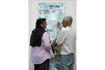 Paco García y Pepe Moratinos en uno de los paneles recordatorios de la historia del día del Mini. / EM