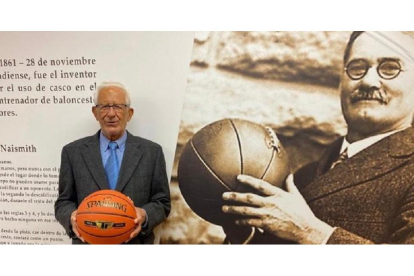 José Luis Martín Moratinos, junto a laa imagen de Naismith, el inventor del baloncesto. / G. VELASCO