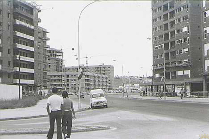 Construcción de bloques de viviendas en la antigua avenida de Vicente Mortes, en los inicios de barrio de Huerta del Rey en los años 70, con el barrio Girón al fondo. ARCHIVO MUNICIPAL