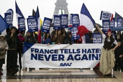 Activistas de la oenegé estadounidense Avaaz muestran una pancarta de alegría por la victoria de Macron, en París, el 8 de mayo.-EFE