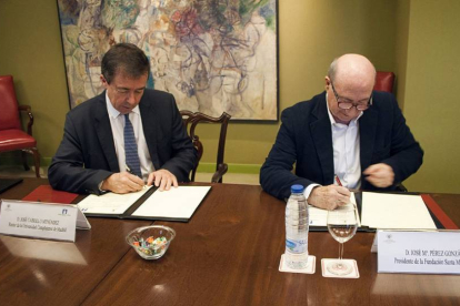 El presidente de la Fundación Santa María la Real, José María Pérez 'Peridis' (D), firma un convenio con el rector de la Universidad Complutense de Madrid, José Carrillo Menéndez-Ical