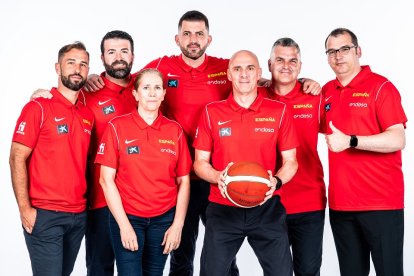 Cuerpo técnico de la selección española con el vallisoletano David Enciso (en el centro con balón). EM