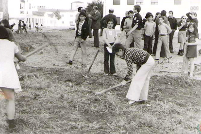 Niños limpian un terreno para una plantación vecinal en la década de los 70. ARCHIVO MUNICIPAL