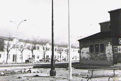 Plaza sin pavimentar frente al emblemático Cine Castilla del barrio Girón en los años 70.  ARCHIVO MUNICIPAL