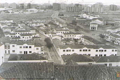 Vista general de las viviendas del barrio Girón con los edificios de Huerta del Rey al fondo en los años 70. ARCHIVO MUNICIPAL