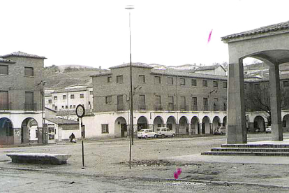 Plaza Porticada, en el barrio Girón, con la parroquia de San Pío X a la derecha. ARCHIVO MUNICIPAL