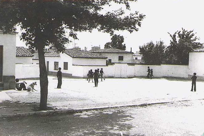 Niños jugando en el barrio Girón en 1976. ARCHIVO MUNICIPAL
