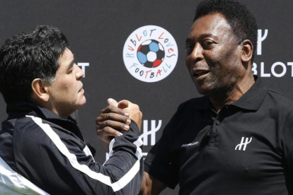 Maradona y Pelé se reconcilian en París.-
