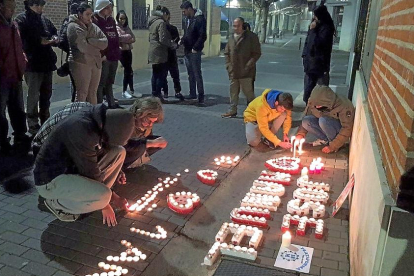 Vecinos encienden velas en memoria de José Manuel, ayer.-EL MUNDO