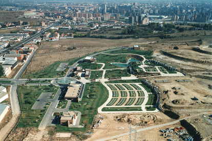 Vista aérea del cementerio de Las Contiendas, en el área del barrio Girón, con el perfil de la ciudad al fondo, en 1996. ARCHIVO MUNICIPAL