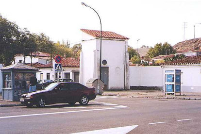 Una de las calles del barrio tras la remodelación en el año 2000. Cruce con un emblemático quiosco de la zona. Se aprecia una de las antiguas cabinas telefónicas. ARCHIVO MUNICIPAL