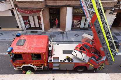 Los Bomberos actúan en el edificio que ha sufrido una caída de cascotes en la calle Conde de Ribadeo de Valladolid. -EP
