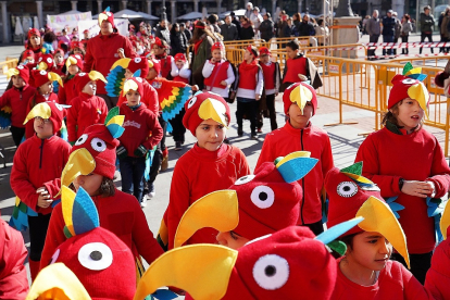 Desfile de colegios en la plaza Mayor de la capital vallisoletana que se inundaba del colorido del carnaval. CARLOS ARRANZ