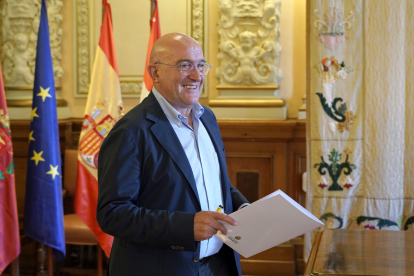 El alcalde de Valladolid, Jesús Julio Carnero, explica la situación financiera del Ayuntamiento. ICAL
