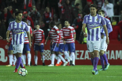 Anuar, Mata y Kiko Olivas, cabizbajos tras el gol del Granada en Los Cármenes el pasado viernes.-PHOTO-DEPORTE